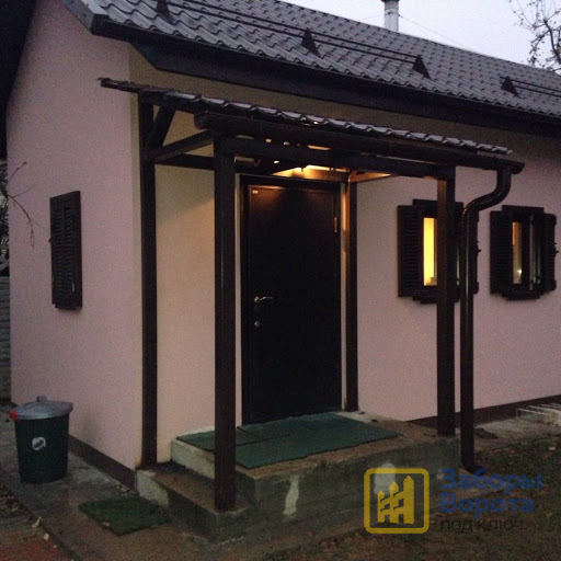 Козырек над крыльцом